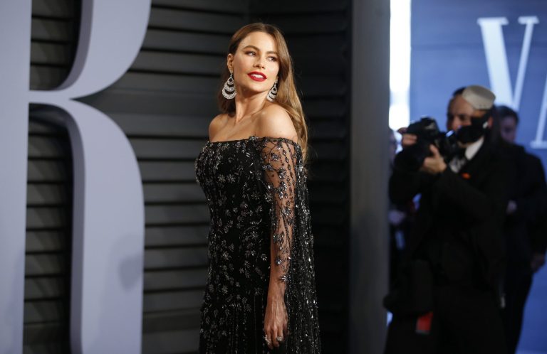 Σοφία Βεργκάρα: Γιόρτασε τα 53α γενέθλιά της στη Σαρδηνία (video)