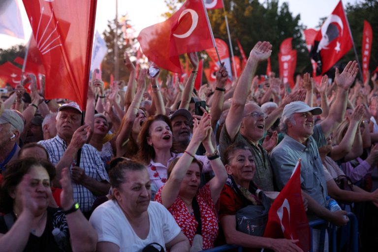 Τουρκία: Η κυβέρνηση έπαυσε και τον δήμαρχο της Αττάλειας – 15 δήμαρχοι του CHP προφυλακισμένοι
