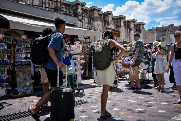 Φορολογικοί έλεγχοι σε ξενοδοχεία, ταβέρνες και παραλίες με σύγχρονη τεχνολογία και αυστηρές ποινές για παραβάτες στην καλοκαιρινή σεζόν