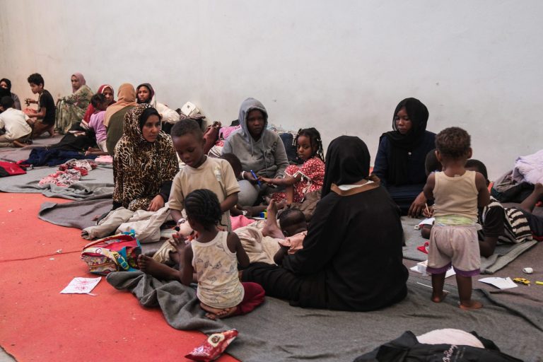 Μεταναστευτικο: Απέλαση, αποτροπή, αποκέντρωση, η νέα συνταγή της ΕΕ