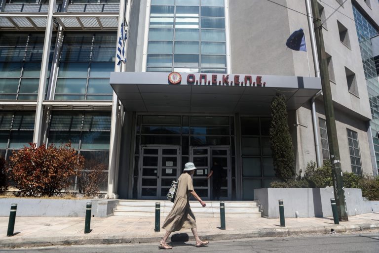 Δύο προτάσεις για Προανακριτική από ΠΑΣΟΚ και ΣΥΡΙΖΑ-Νέα Αριστερά – Ανεβαίνουν οι τόνοι για την γαλάζια Εξεταστική