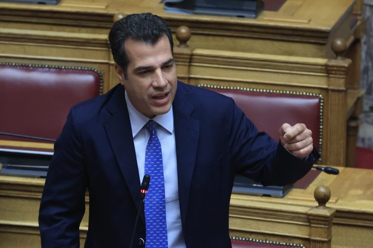 Σφοδρή κόντρα του Θ. Πλεύρη με τον Αλ. Καζαμία (Πλεύση) για το μεταναστευτικό στη Βουλή