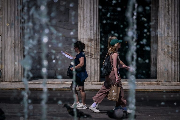 Καιρός: Παραμένει ο καύσωνας – Σταθερά σαραντάρια μέχρι το Σάββατο – Πρόβλεψη από την Ν. Ζιακοπούλου