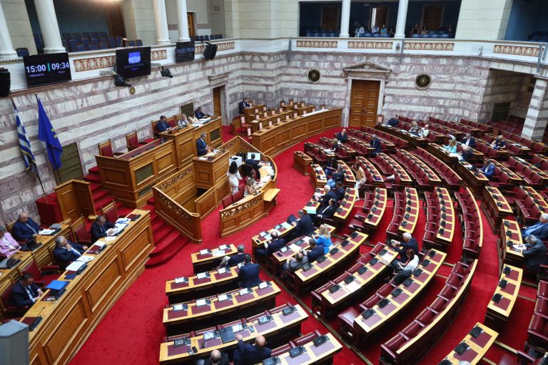 Βουλή: Νέος γύρος αντιπαράθεσης και υψηλοί τόνοι υπό τη σκιά της διαδικασίας ψηφοφορίας για Προανακριτική