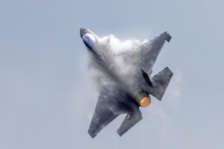 Reuters: Συντριβή μαχητικού αεροσκάφους F-35 στην Καλιφόρνια