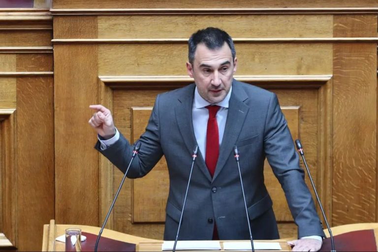 Ο Αλέξης Χαρίτσης αποχώρησε από το Προεδρικό γιατί δεν τον άφησαν να μπει στη δεξίωση συνοδευόμενος από Παλαιστίνιο πρόσφυγα