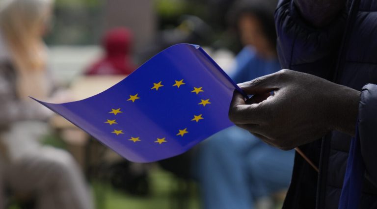 Η Κομισιόν επισημαίνει πρόοδο και προκλήσεις στο τοπίο του κράτους δικαίου στην Ελλάδα