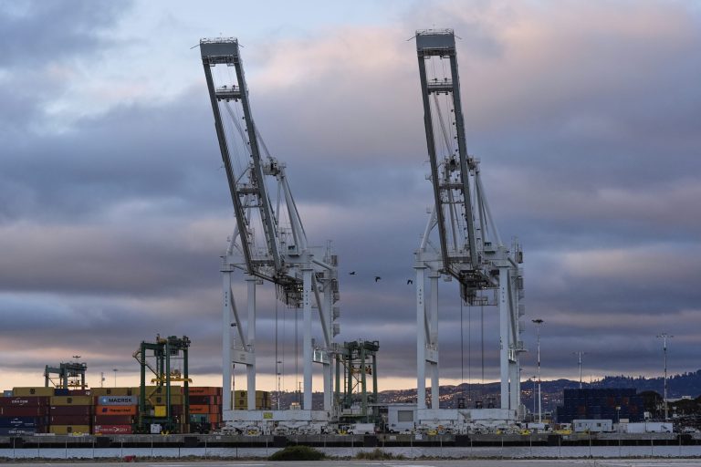 Πώς επηρεάζει τις ελληνικές εξαγωγές η συμφωνία Τραμπ – φον ντερ Λάειν