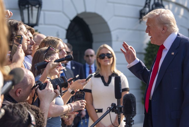 Τραμπ: «50-50» οι πιθανότητες για εμπορική συμφωνία με την ΕΕ – Πιθανόν και λιγότερες