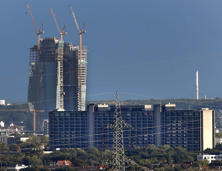 Για κίνδυνο ύφεσης της γερμανικής οικονομίας προειδοποιεί η Bundesbank, σε περίπτωση επιβολής δασμών 30% από τις ΗΠΑ