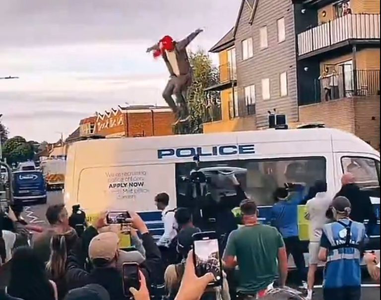 Βρετανία: Σε συναγερμό η αστυνομία του Έσεξ μετά τις ταραχές με στόχο ένα ξενοδοχείο όπου διαμένουν αιτούντες άσυλο