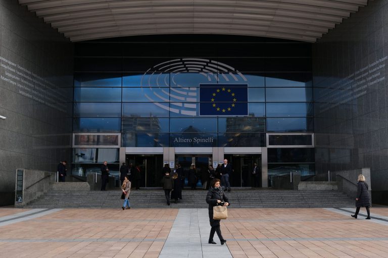 Έκθεση Κομισιόν για Κράτος Δικαίου: Βήματα προόδου με αστερίσκους για την Ελλάδα