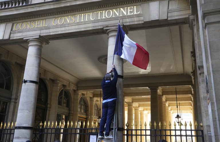 Στα «κάγκελα» η Γαλλία μετά το μνημόνιο Μπαϊρού – Τα μέτρα που προτείνει και ο «μπαμπούλας» της Ελλάδας