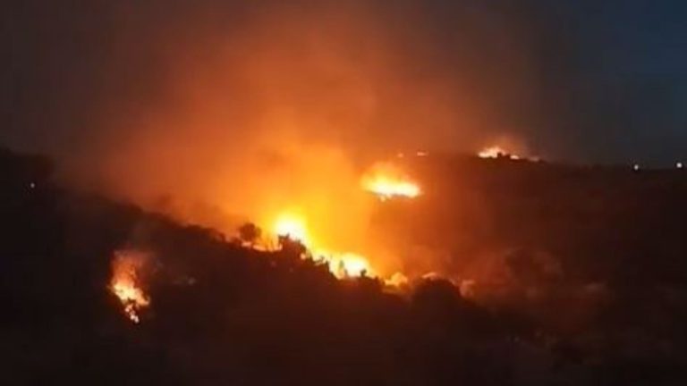 Μαίνεται φωτιά στη Θάσο