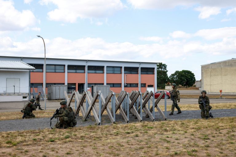 Βόμβα Κομισιόν: Το ΝΑΤΟ «επιβάλλει» 4πλάσιες νέες εξοπλιστικές δαπάνες στην ΕΕ, θα φτάσουν τα 4,2 τρισ. ευρώ – Το 40% σε αμερικανικές παραγγελίες