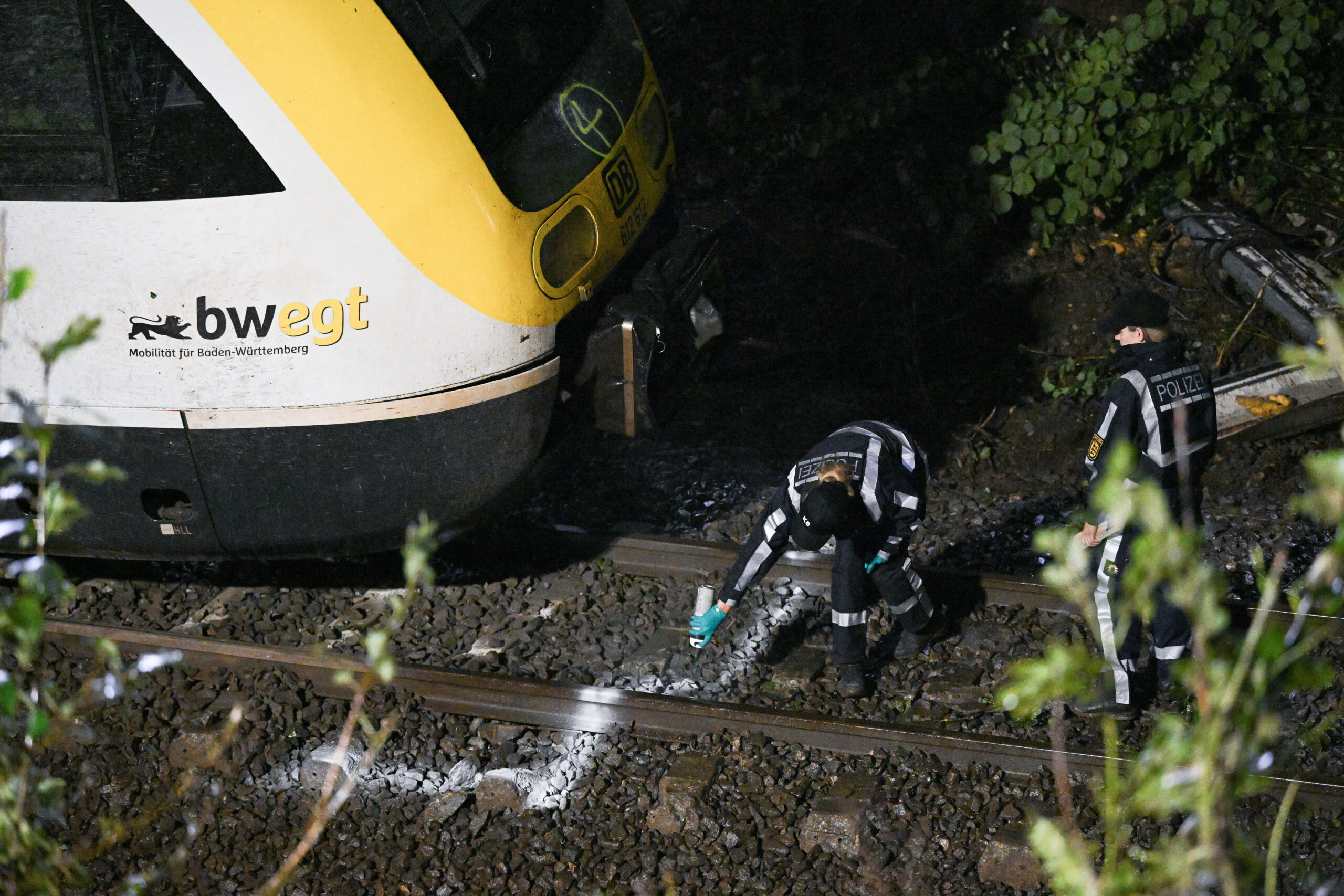 Αστυνομικοί στο σημείο του σιδηροδρομικού δυστυχήματος στη Γερμανία