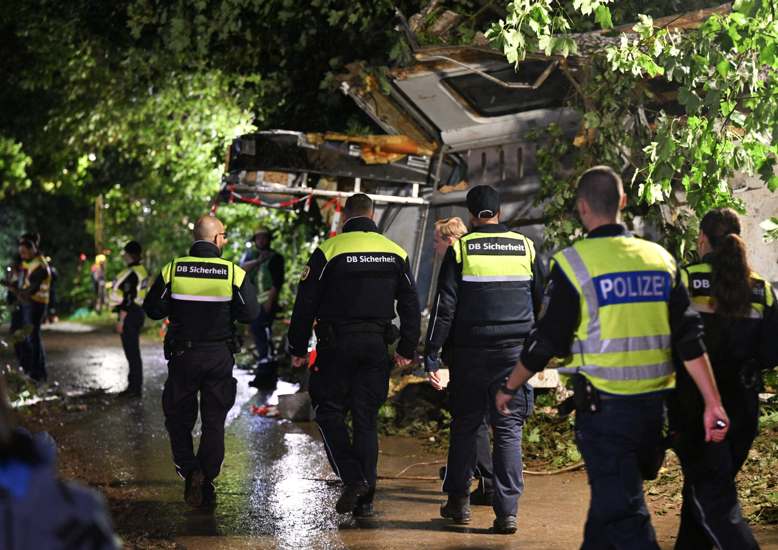 Αστυνομικοί στο σημείο του σιδηροδρομικού δυστυχήματος στη Γερμανία