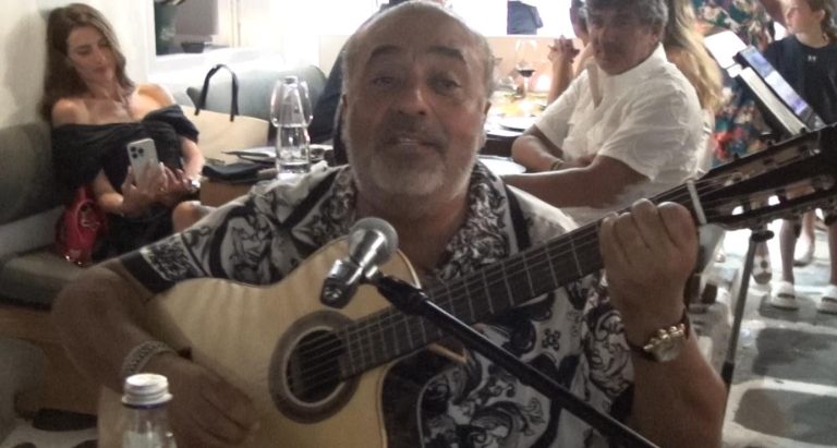 Ο τραγουδιστής των Gipsy Kings ξεσήκωσε τη Μύκονο, στήνοντας «αυτοσχέδια συναυλία»
