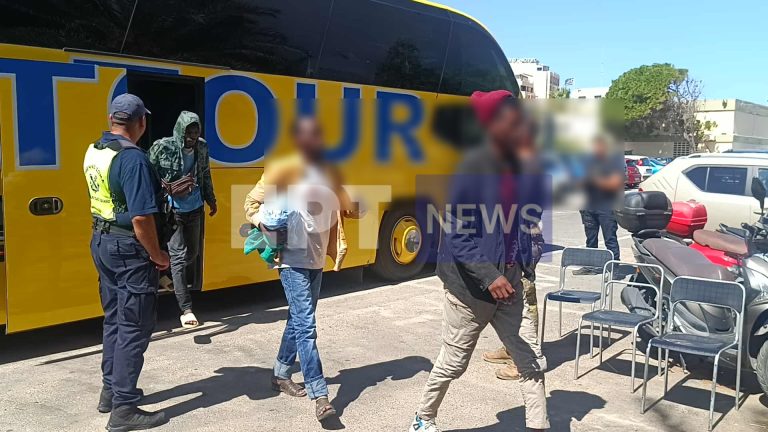 Αναχωρούν με αρματαγωγό 350 μετανάστες από Κρήτη προς Καβάλα – Επιχείρηση αποσυμφόρησης σε Ηράκλειο και Χανιά