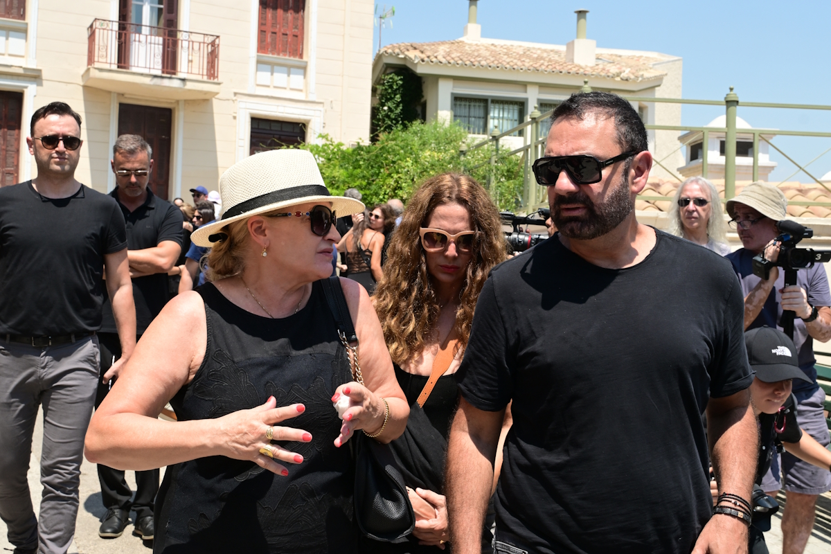 Ο Αργύρης Αγγέλου, ο Γιώργος Καπουτζίδης, η Ελένη Κρίτη, η Αγγελική Λάμπρη και ο Μιχάλης Μαρίνος