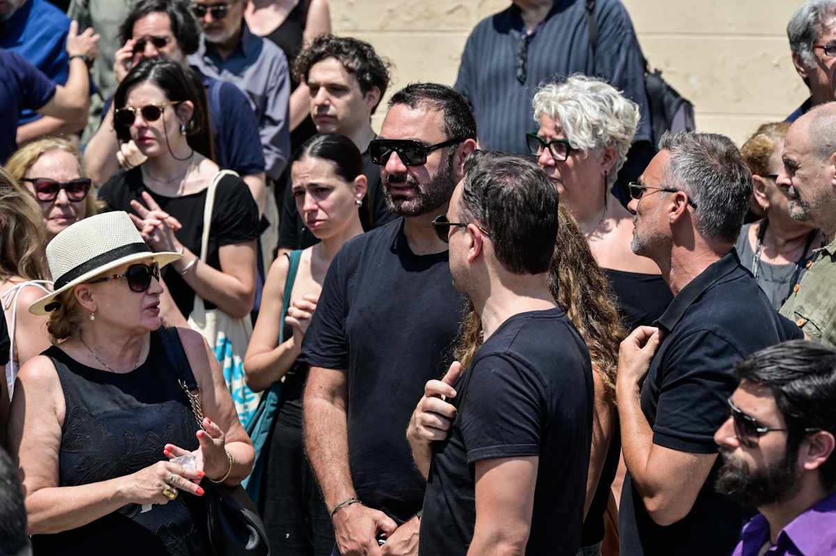 Η Ελένη Κρίτα, ο Μιχάλης Μαρίνος, ο Γιώργος Καπουτζίδης και πλήθος κόσμου αποχαιρετούν τον Γεράσιμο Μιχελή