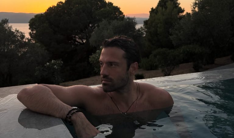 Ο Κωνσταντίνος Αργυρός χαλαρώνει στη Σκιάθο – Οι φωτογραφίες στη πισίνα με φόντο το ηλιοβασίλεμα