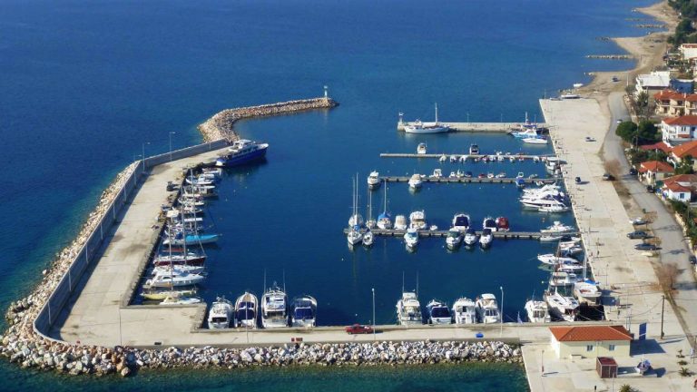 Χαλκιδική: Πυρκαγιά σε θαλαμηγό σημαίας Βουλγαρίας στη μαρίνα Νικήτης