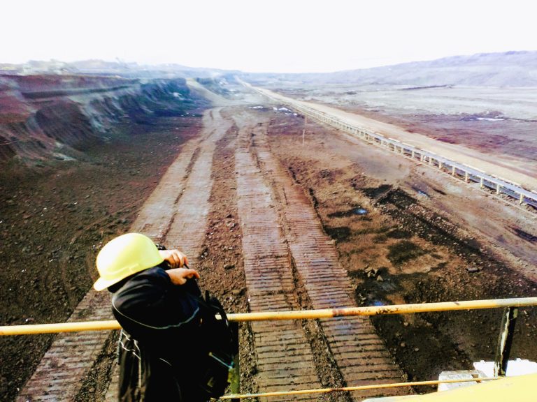 Ο «Μελαγχολικός εργάτης»: Μία νέα έρευνα ρίχνει φως στις επιπτώσεις της κρίσης στους Έλληνες εργαζόμενους