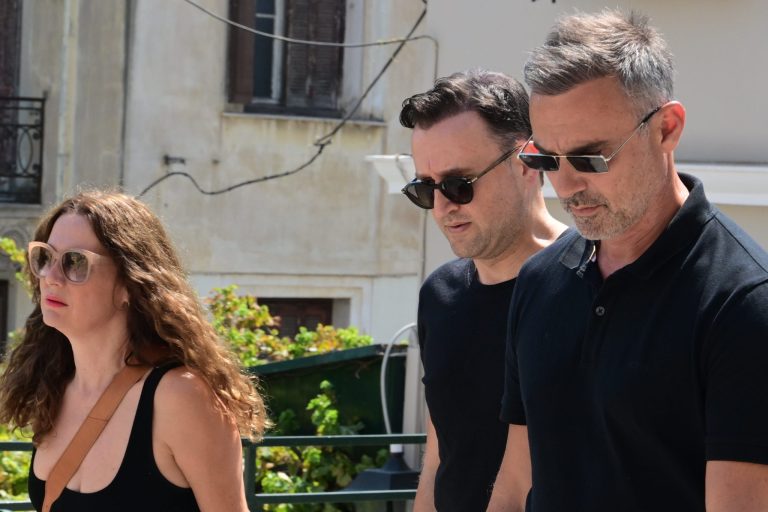 Θλίψη στην κηδεία του Γεράσιμου Μιχελή – Το τελευταίο αντίο της ομάδας του «Παρά Πέντε» (pics)