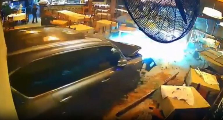 Περού: Μεθυσμένος οδηγός «εισέβαλε» με το αυτοκίνητό του σε εστιατόριο επειδή τον πέταξαν έξω – Είχε στήσει άγριο καυγά