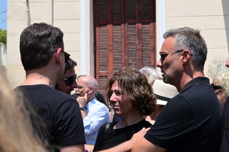 Γιώργος Καπουτζίδης και Ράνια Σχίζα κατέρρευσαν στην κηδεία του Γεράσιμου Μιχελή