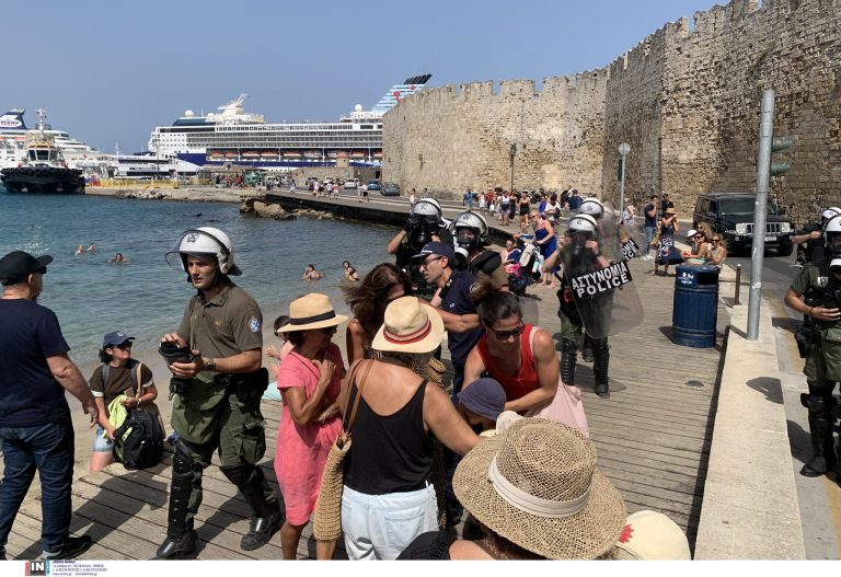 Η στιγμή που φθάνουν στη Ρόδο οι Ισραηλινοί τουρίστες: Ενταση και προσαγωγές