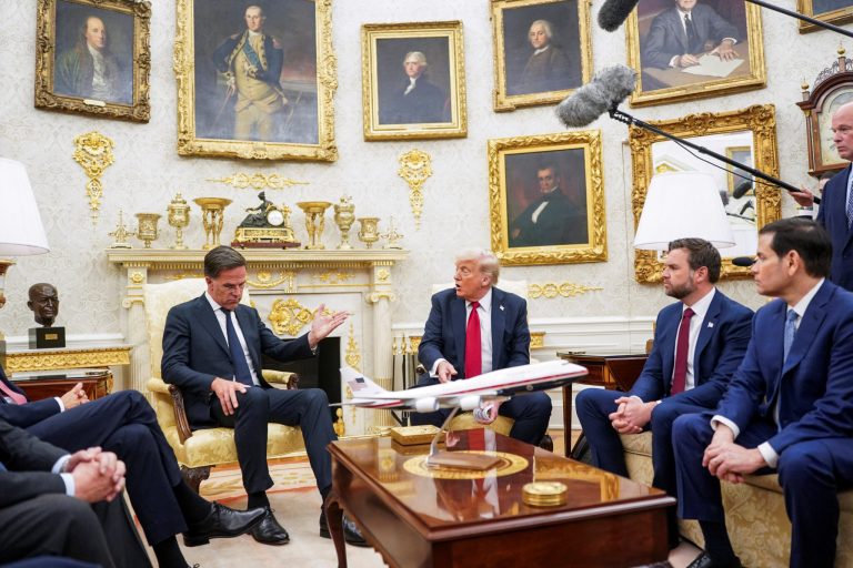 Τραμπ: «Η Ρωσία έχει διορία 50 ημερών να συμφωνήσει σε εκεχειρία – Θα στείλουμε τα καλύτερα όπλα στην Ουκρανία»