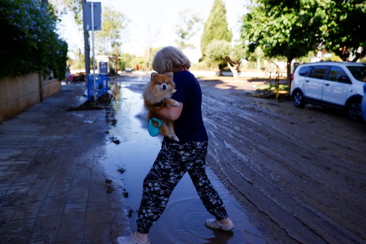 Μια γυναίκα περπατά σε έναν πλημμυρισμένο δρόμο στη Βαρκελώνη