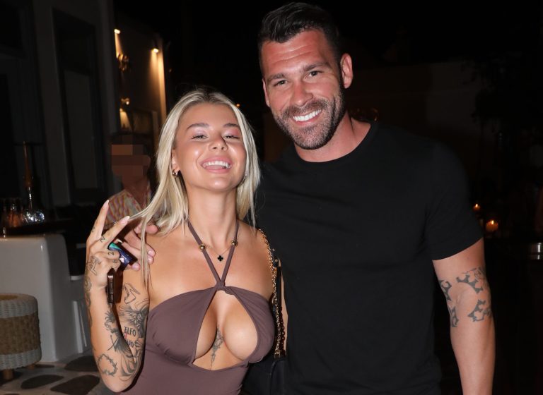 Στάθης Σχίζας και Modern Cinderella σε νυχτοπερπατήματα στα γραφικά Ματογιάννια της Μυκόνου