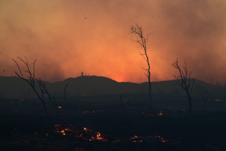 Κάηκαν σπίτια από τη φωτιά στα Χανιά – Εφιαλτική νύχτα, ανεξέλεγκτο το μέτωπο