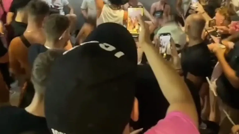 Ζάκυνθος: Υποτιθέμενος διαγωνισμός «γλειψίματος σοκολάτας» αυτό που γινόταν στο περιβόητο βίντεο με τις Βρετανίδες τουρίστριες