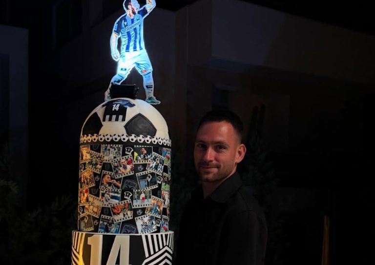 Αντρίγια Ζίβκοβιτς: Η τεράστια τούρτα γενεθλίων που κράτησε στα χέρια του ο αρχηγό του ΠΑΟΚ