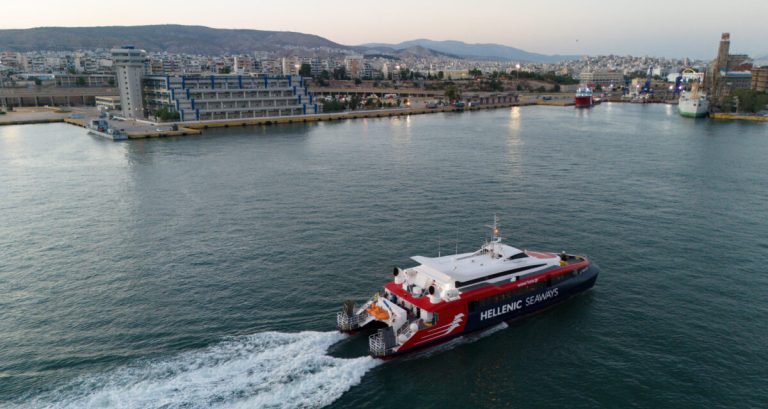 Μηχανική βλάβη στο Flying Cat 3: Ταλαιπωρία για 340 επιβάτες στο λιμάνι του Πειραιά – Πώς θα μεταφερθούν στον προορισμό τους