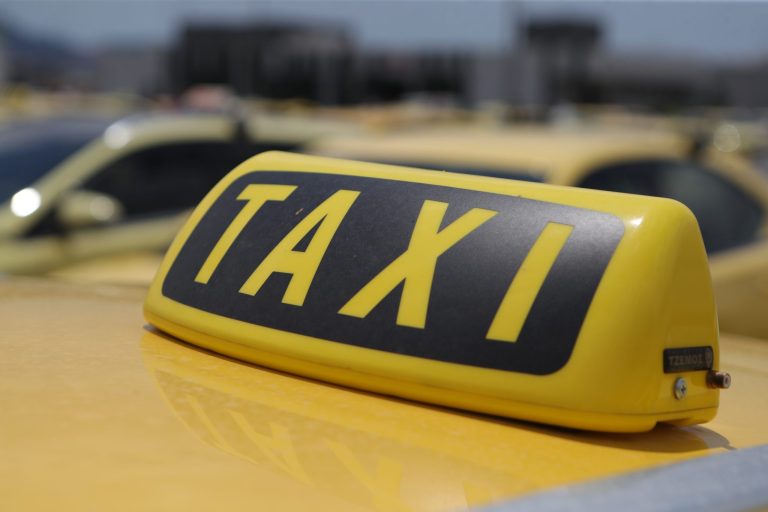 Θεσσαλονίκη: Μήνυση για τον ξυλοδαρμό της από οδηγό ταξί κατέθεσε 21χρονη