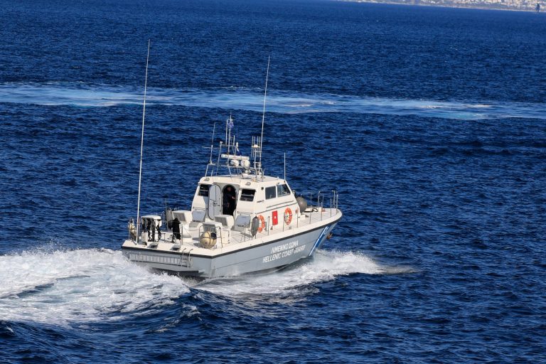 Σε εξέλιξη έρευνες για τον εντοπισμό 74χρονης κολυμβήτριας στη Γλυφάδα