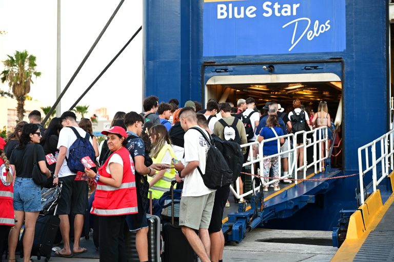 Συνεχίζεται η έξοδος των εκδρομέων του Αυγούστου: Γεμάτα φεύγουν τα πλοία από τον Πειραιά – Ομαλή η κίνηση στα διόδια