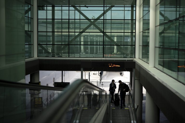 Γονείς εγκατέλειψαν τον 10χρονο γιο τους στο αεροδρόμιο της Βαρκελώνης για να μην χάσουν τις διακοπές τους