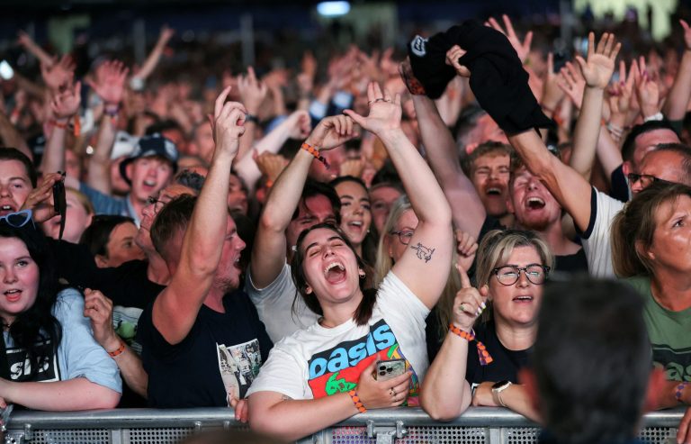 Συγκλονίζει ο πατέρας του νεκρού οπαδού των Oasis: «Παλεύουμε να αντιμετωπίσουμε αυτή την καταστροφή»