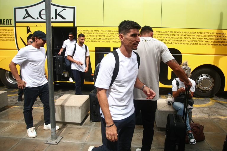 Άρης Λεμεσού – ΑΕΚ: Αποθέωση από τους Κύπριους κατά την άφιξη της Ένωσης