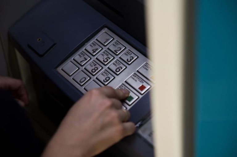 ΑΤΜ: Τέλος από σήμερα οι προμήθειες για αναλήψεις μετρητών – Πλαφόν στις χρεώσεις στα μηχανήματα τρίτων παρόχων