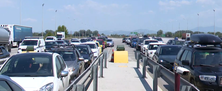 Θεσσαλονίκη: Συνεχίζεται η έξοδος των αδειούχων του Αυγούστου – Αυξημένη ροή οχημάτων και στις εθνικές οδούς του νομού