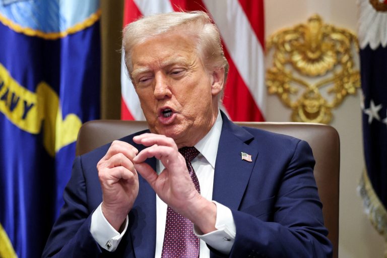 Ο Τραμπ επιμένει για συνάντηση Πούτιν – Ζελένσκι, στέλνει στην Ουκρανία αντιαεροπορικά συστήματα και καταγγέλλει το Politico