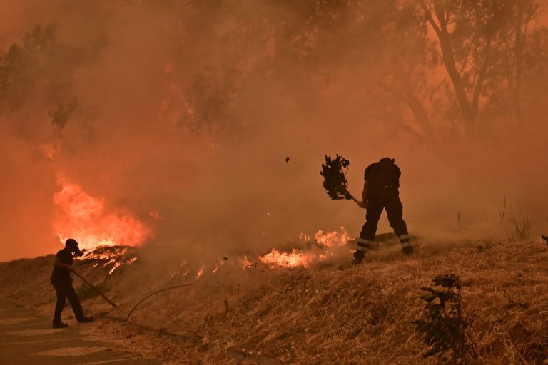 Φωτιά σε ξερά χόρτα στη Λεωφόρο Αθηνών-Σουνίου στη Βάρη