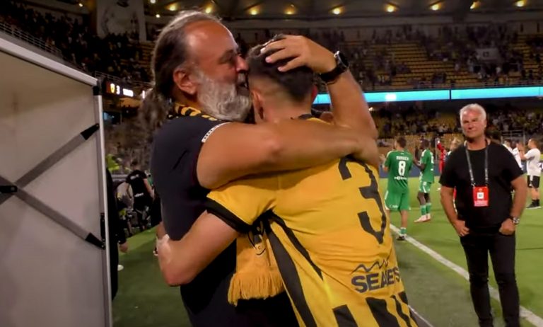 ΑΕΚ – Άρης Λεμεσού: Η παρακάμερα του αγώνα με τις αγκαλιές του Ηλιόπουλου στους παίκτες μετά την πρόκριση